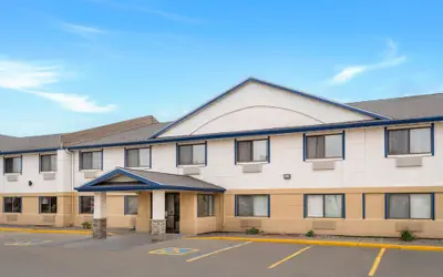 Travelodge by Wyndham Fargo West Acres