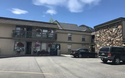 Snowshoe Motel