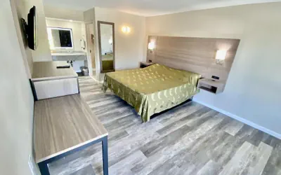 Brentwood Inn & Suites