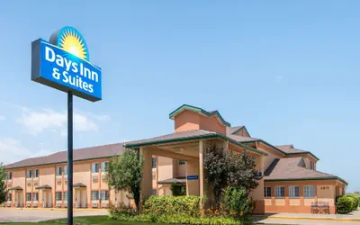 Days Inn & Suites by Wyndham Wichita
