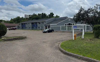 Red Wing Inn and Suite
