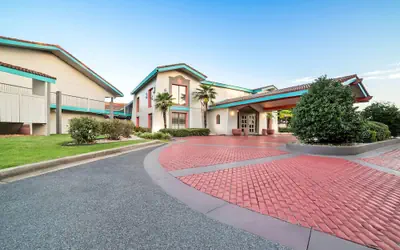 Howard Johnson by Wyndham Columbus Fort Moore