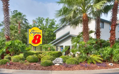 Super 8 by Wyndham Gainesville I-75 Hospital University Area