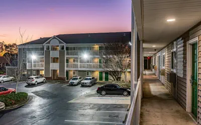 HomeTowne Studios by Red Roof Atlanta - Chamblee