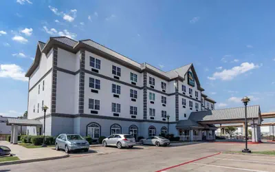 Quality Inn & Suites I-35 E / Walnut Hill