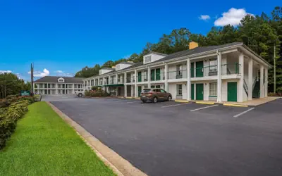 Quality Inn & Suites Greensboro near Lake Oconee