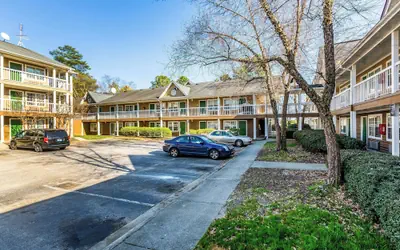 HomeTowne Studios by Red Roof Atlanta - Norcross Downtown
