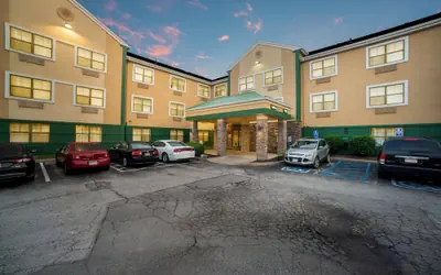 HomeTowne Studios by Red Roof St. Louis - Airport/ N Lindbergh