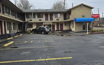 Broadway Inn