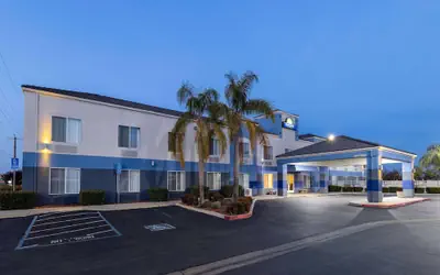 Days Inn by Wyndham Lathrop