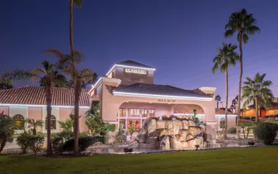 La Fuente Inn & Suites