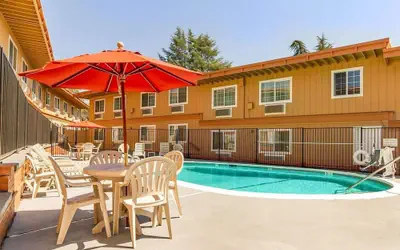 Auburn House Hotel