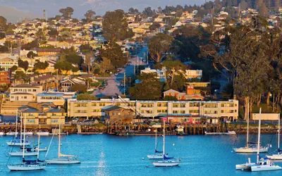 456 Embarcadero Inn & Suites