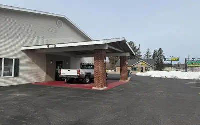 Iron Mountain Inn & Suites MI US 2