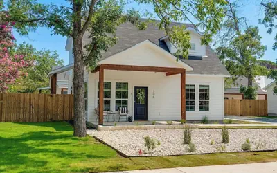 Rosé Retreat: Luxurious Getaway for 6, Hot Tub, Steps to Main Street