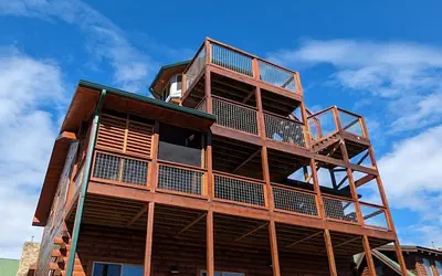 Ern862 - Meme's Hunt'n Camp 3 Bedroom Cabin by RedAwning