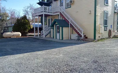 All Season's Groveland Inn