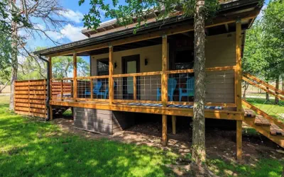 Bluebonnet Waterfront Cottage With Hot Tub