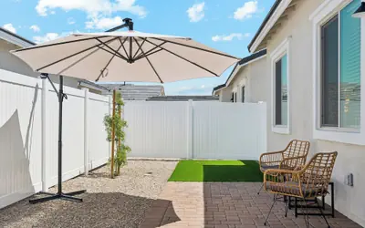 Sunny Contemporary Home with Pool BBQ