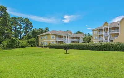 1st Floor, Walkable to Dining, Shopping, Beach - Sleeps 6