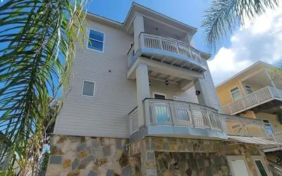 Padre Beach House 5 Bedroom Home by RedAwning