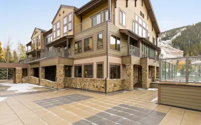 2782 Slopeside 1 Bedroom Condo by RedAwning