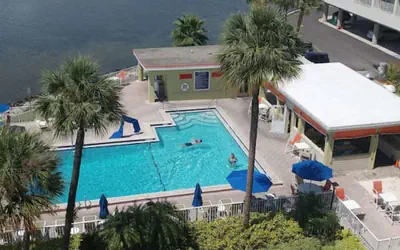 The Palm Exclusive Tropical Luxury on the Water