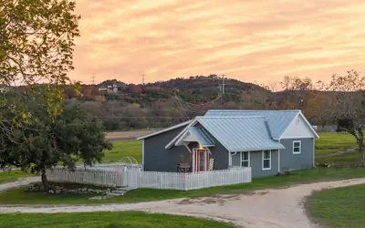 Historic 1 BR Cottage | Mountain Views | Firepit