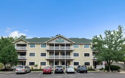 3rd Floor Back Side Penthouse Suite - 306 by Grand Wood Suites