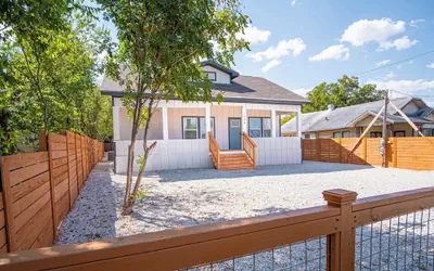 Inviting 4br/2ba Near Downtown & Riverwalk