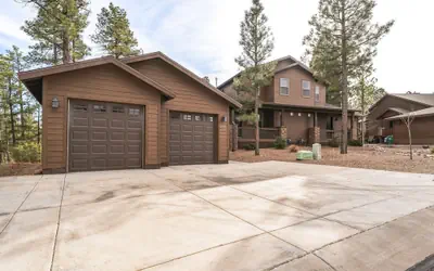 Scenic Golf Retreat With Modern Comforts & Fireplace 4 Bedroom Townhouse