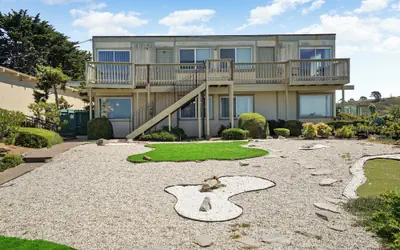 Tranquil 2BR with Coastal Mountain Views