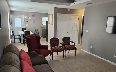 2 Bedrooms Apt Near Univeristy