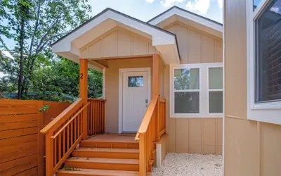 Historic Comfort 2BR/1BA Guesthouse Near Riverwalk