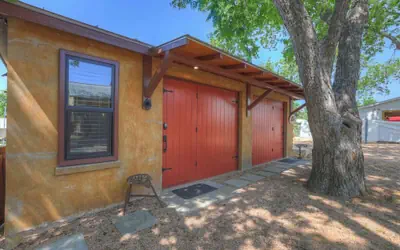 Rojo-charming Unit Walking Distance to Main St!