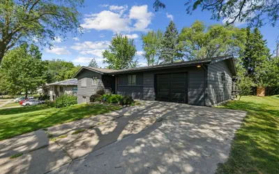 Iowa City 4br Backyard Walk To Stadium 4 Bedroom Home