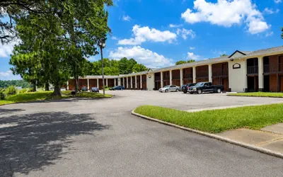 COUNTRY HOST INN