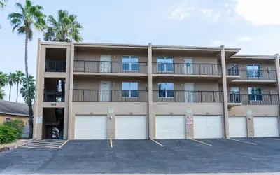 Cozy Family Retreat Steps To Beach Pool / Hot 2 Bedroom Apts