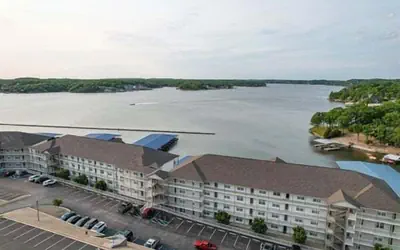 Nautical-inspired Lakefront Unit w/ Awesome Views