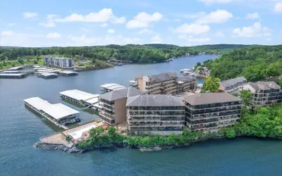 Lakefront 1st-floor Condo, Screened Patio, Pools & Courts