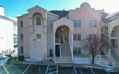 Upscale Condo, Amazing Views, Pools and Pickleball