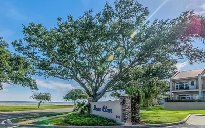 148 Beau Clair - Beachside Townhome With Pool in Long Beach