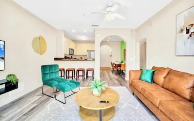 Upstay - Condo w Pool - Near Disney!