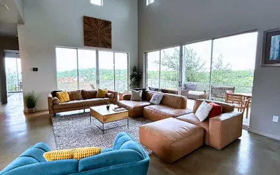 Luxury Hilltop Retreat w/ Scenic Views
