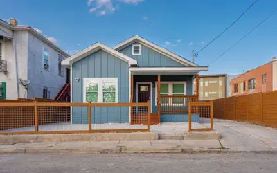 5br/3ba Minutes From the Action With Skyline Views