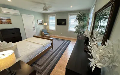 Prime Location! Renovated House! 6 Bed/4 Bath