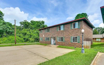The Homestead Luxury Cozy 2BR Apartment in Nacogdoches Near SFA University and Downtown Pet Friendly Business Ready Extended Stays Welcome With Self Check In High Speed Wifi Full Kitchen In Unit Laundry Private Parking and Quiet Comfort