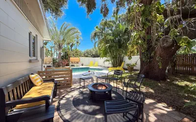 Modern 3 Bedroom Retreat With Pool & Fire Pit