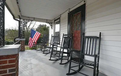 The Bulldog Farmhouse - 100+ Year old Home