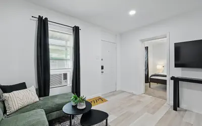 Modern 4BR 2BA Home With Hot Tub-grill & Huge Yard